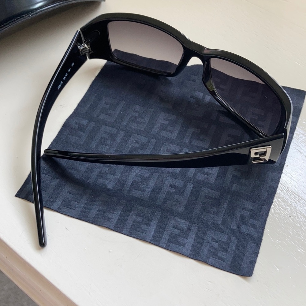 Fendi sunglasses and case - Picture 14 of 15
